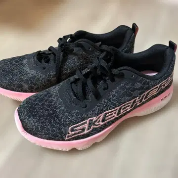 SKECHERS ULTRA GO 블랙/핑크 스니커즈