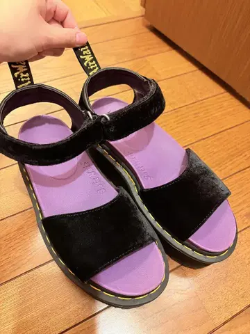 Dr. Martens X-Girl 콜라보 스트랩 샌들