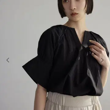 EMMEL REFINES 턱 노카라 스키퍼 블라우스