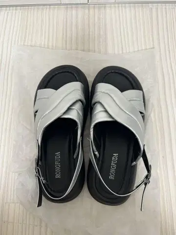 AMELY 크로스 벨트 샌들 실버 24.5cm
