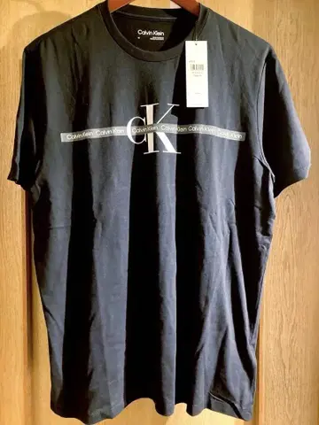Calvin Klein 블랙 티셔츠