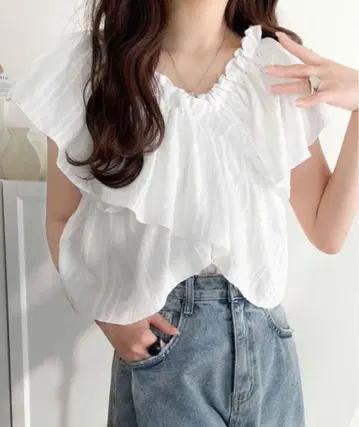 [미사용/새상품] 프릴 장식 화이트 오프숄더 상의