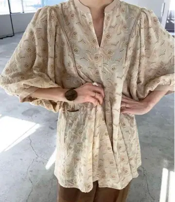 CLANE 플라워 레이스 아치 라인 블라우스