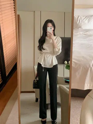 화이트 드레이프 디자인 긴팔 상의