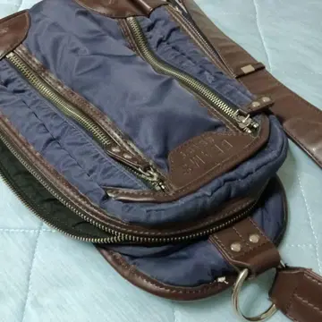 네이비와 브라운 숄더백