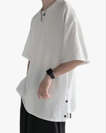 입기만 해도 트렌드. 가볍고 시원한 여름 필수 T셔츠