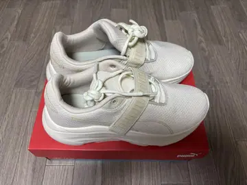 [미사용 새상품] Puma 화이트 스니커즈