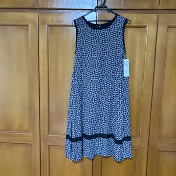 라비.크리에이션 기하학 패턴 슬리브리스 무릎 기장 원피스