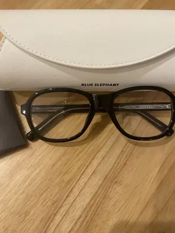BLUE ELEPHANT 블랙 프레임 안경