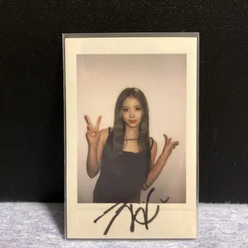 NMIXX 지우 사인 포함 폴라로이드 사진 블랙 컬러 드레스