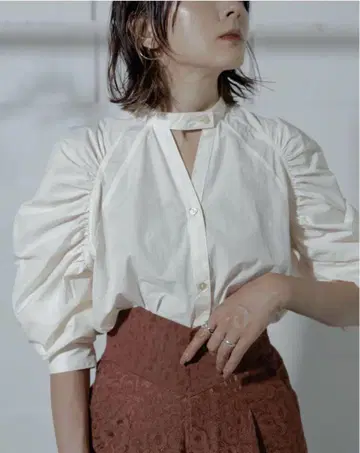 ANOGH 아노프 / GATHER SLEEB SHIRT (IVORY)