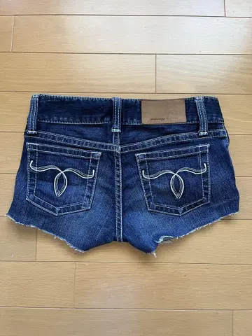 부인 그녀의 농익은 엉덩이에 품절 속출 마우지 데님 숏 팬츠