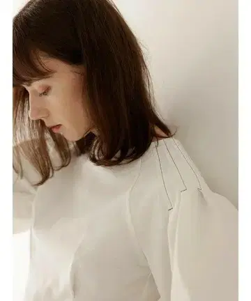 TONAL 벌룬 슬리브 도킹 티셔츠 스티치 화이트 이소재