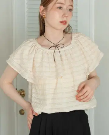 시어 체크 프릴 칼라 블라우스 아이보리