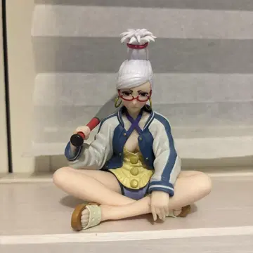 앉아있는 프리미엄 피규어 단다단 호시코