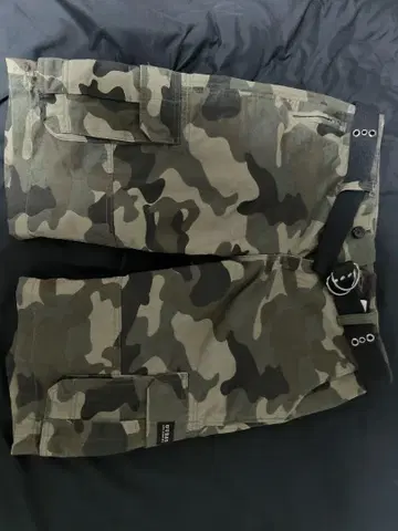 GUESS 카모플라쥬 카고 숏팬츠