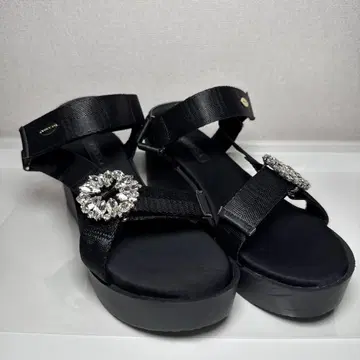 토카 비쥬 장식 블랙 웨지 샌들