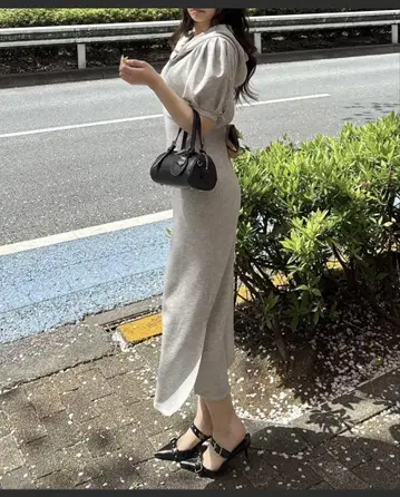 후드 부착 그레이 반팔 니트 원피스