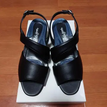 발 전문가가 생각한 발이 편안한 슬림핏 샌들