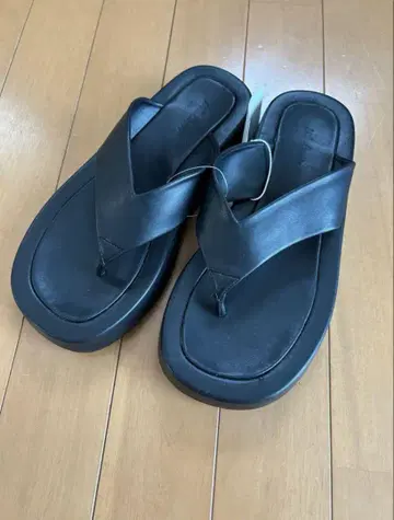 새상품 볼륨 밑창 샌들 블랙 23.5