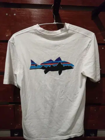 patagonia 화이트 티셔츠 물고기 디자인