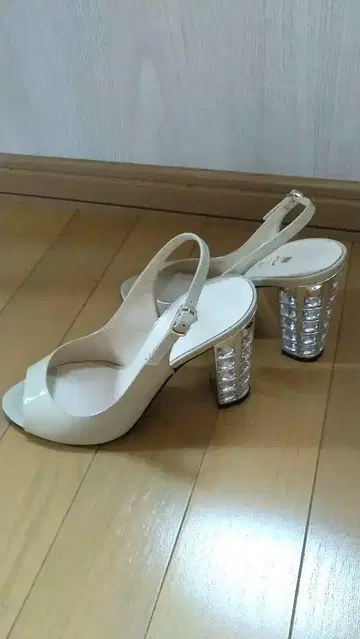 다이애나 오픈토 크리스탈 힐 S 사이즈 22.5cm부터 23cm