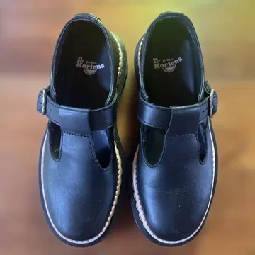 Dr. Martens 블랙 T 스트랩 슈즈