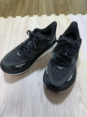 HOKA 클리프톤9 블랙/화이트 24.5 와이드