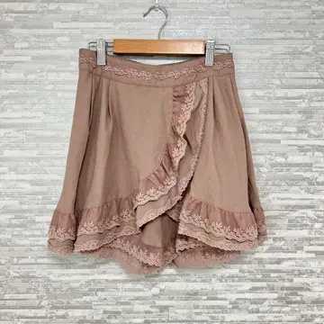 새상품 미사용 엑시즈팜 모카 프릴 레이스 치마바지 숏 팬츠 M