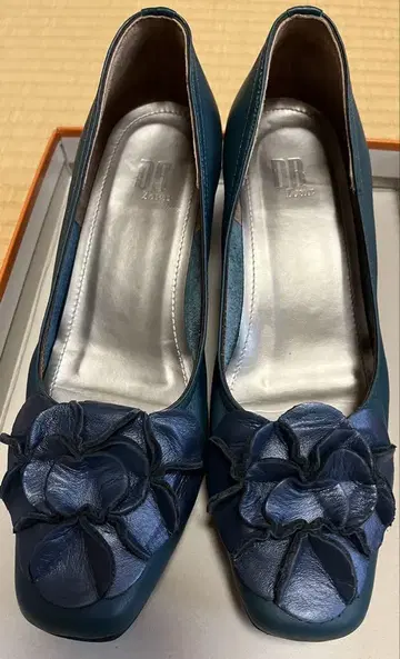 댄디 보이 꽃 장식 다크 블루 힐 23.5cm