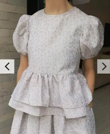 벌스데이 바쉬 SARAH PUFF FRILL FLORAL TOPS