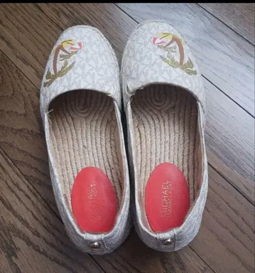 MICHAEL KORS 비치 모티브 슬립온