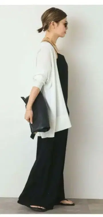 현행 판매 새상품급 두지엠 클라세 화이트 가디건