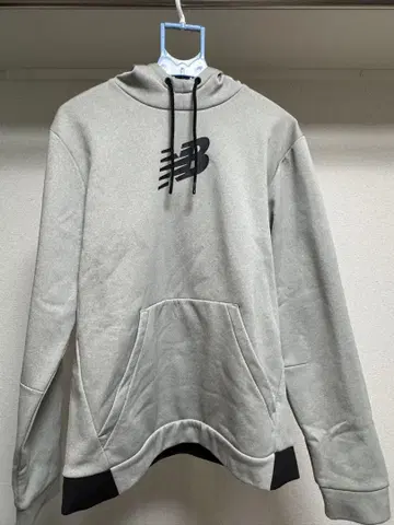 New Balance 그레이 후드티 후드 부착