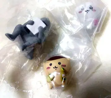 앉아있는 치이카와 갑옷 씨 치이카와 밤만쥬 피규어 3세트