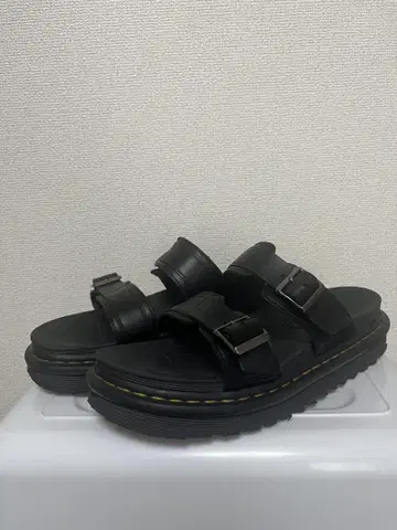 블랙 통굽 스트랩 샌들