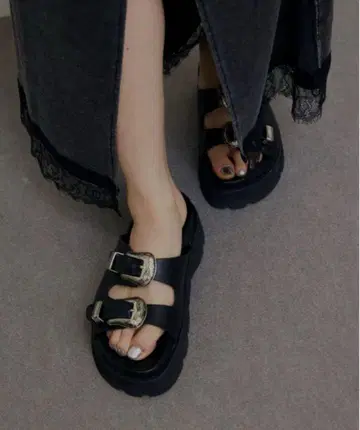 MEDI WESTERN BUCKLE SANDALS