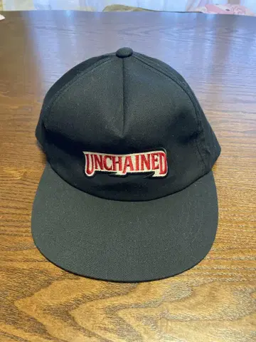 클럭 UNCHAINED 자수 로고 캡