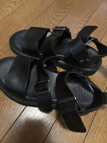 닥터마틴 샌들 24cm