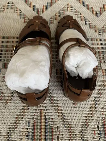 브라운 스트랩 샌들 미디 힐