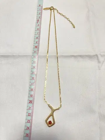 골드 목걸이, 빨간색 스톤 장식