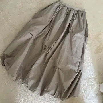 베이지 볼륨 롱 스커트