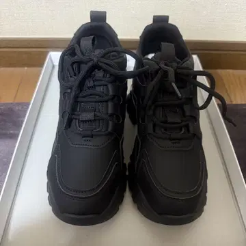 새상품 통굽 스니커즈 블랙 경량