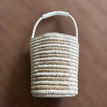 스트로우 소재 베이지 바스켓백