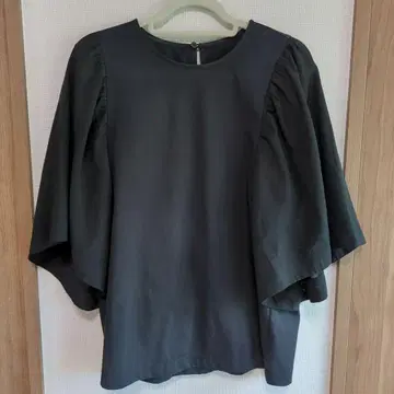밴야드 스톰 블랙 쉬폰 상의