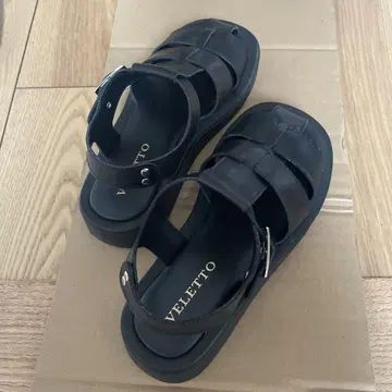 VELETTO | 벨트 백 스트랩 구르카 샌들