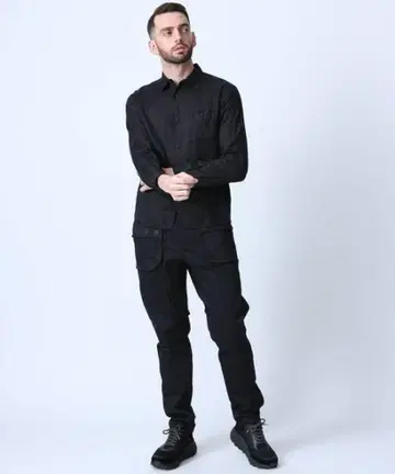 White Mountaineering 스티치 더블 포켓 테이퍼드 팬츠