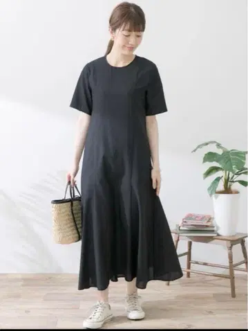 어반 리서치 사니 라벨 하프 슬리브 세미 플레어 원피스 블랙