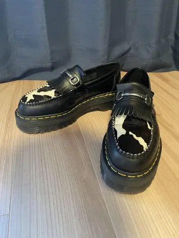 Dr. Martens 카우 패턴 통굽 로퍼