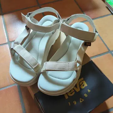 Teva 베이지 스포츠 샌들